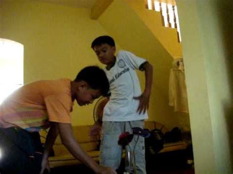 Binata nagsalsal sa harap ng bata, dakma.